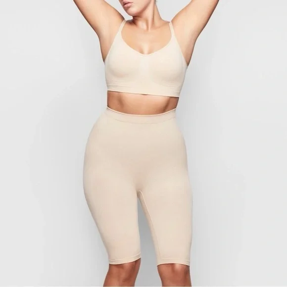 SKIMS Sculpting Short Above The Knee With Open Gusset in Clay - Picture 4 of 5